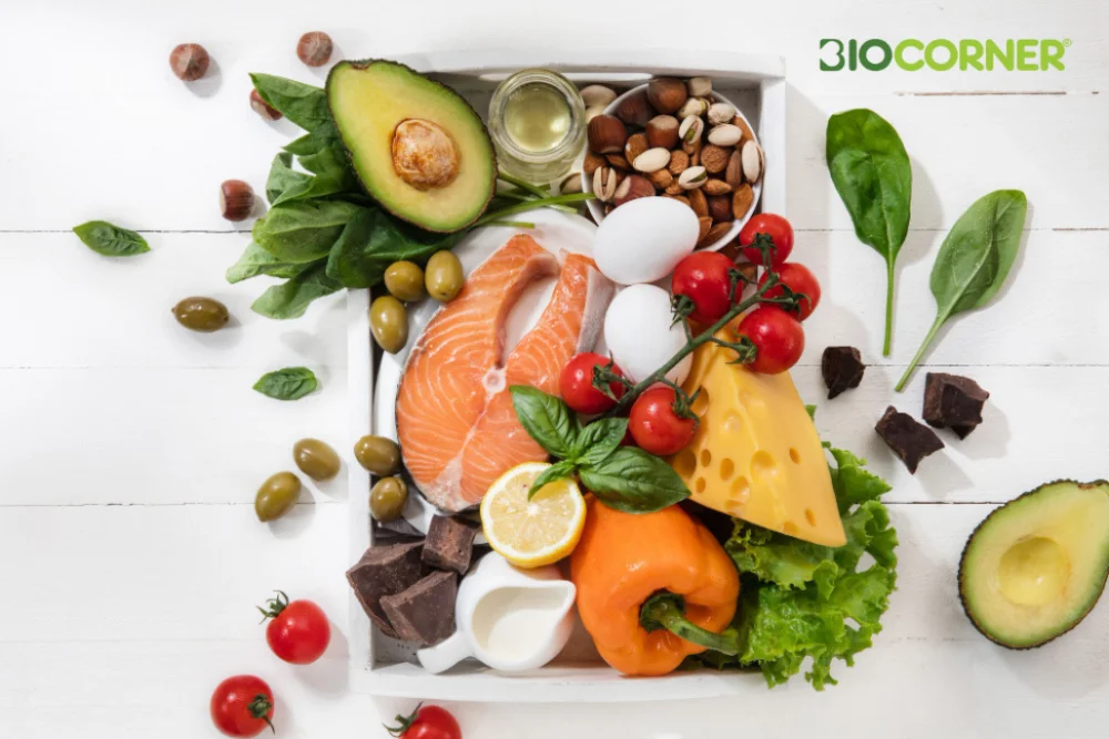 bol-cu-legume-avocado-rosii-migdale-spanac-migdale-oua-somon-salata-biocorner