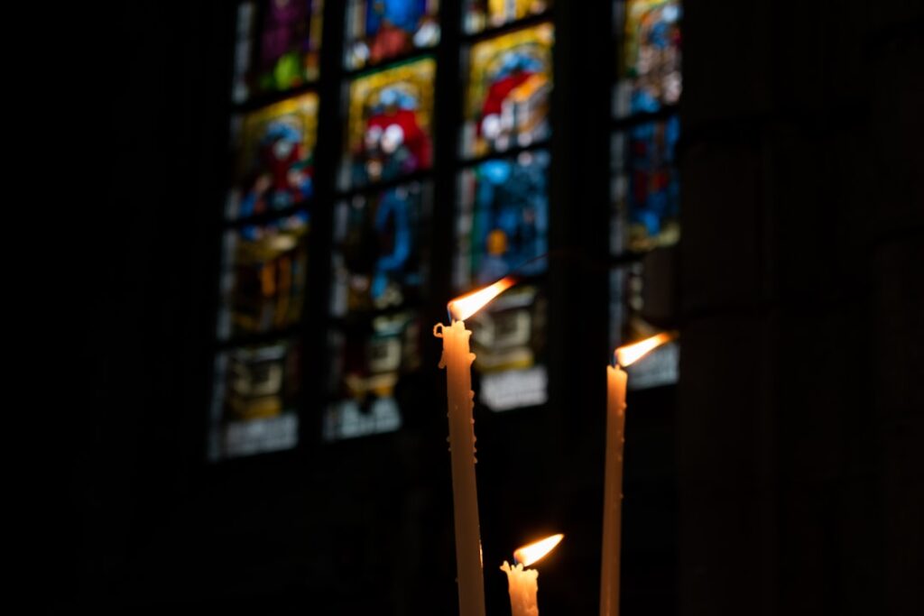 Cum se pune corect o lumânare la biserică Photo Church candle