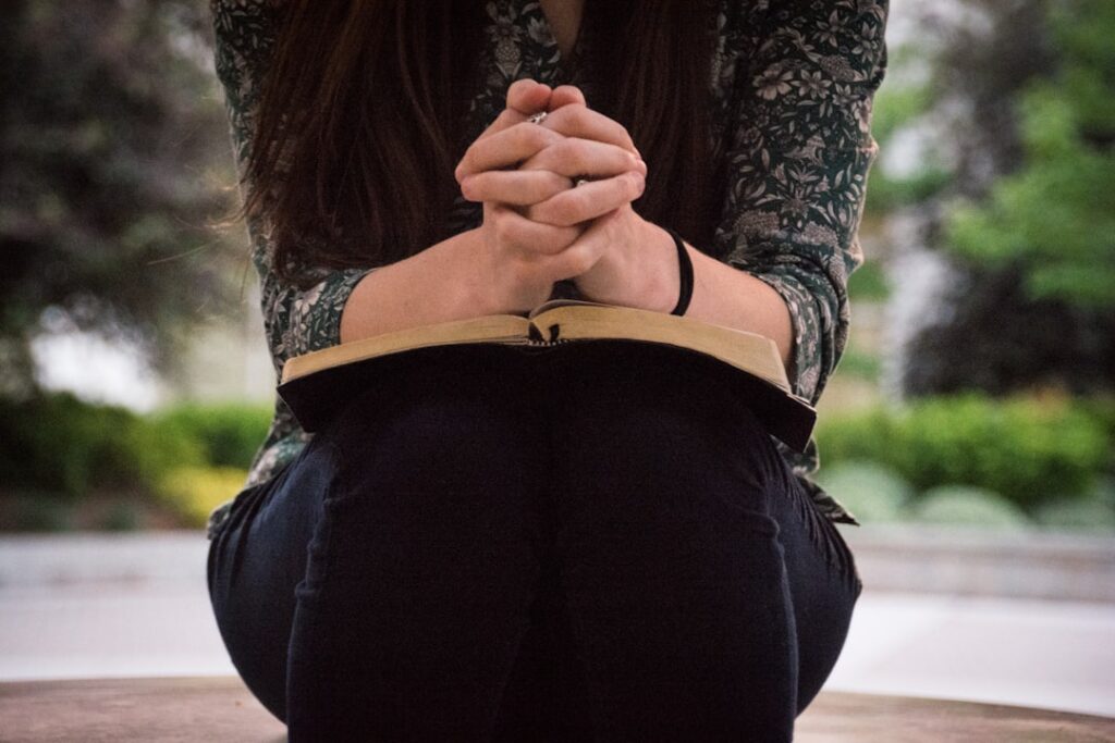 Cum afli dacă cineva s-a rugat pentru tine Photo Praying hands