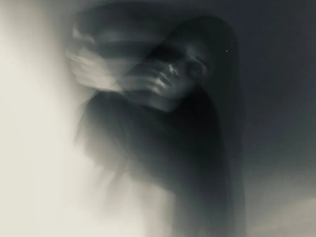 Photo Shadowy figure