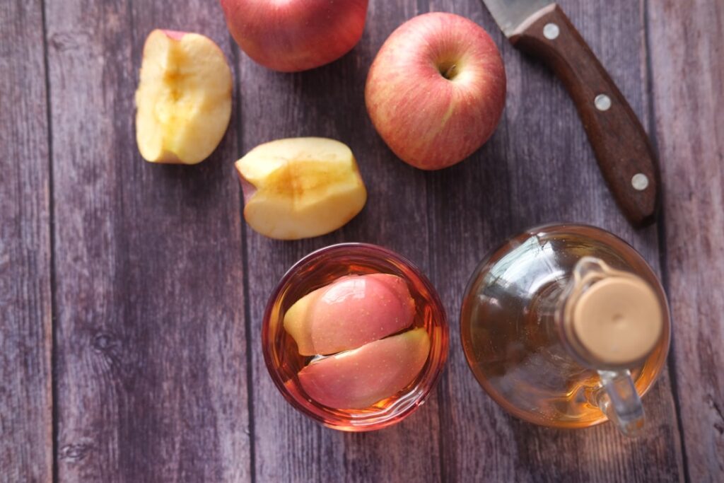 Detoxifierea dimineața cu oțet de mere Photo Apple cider vinegar bottle