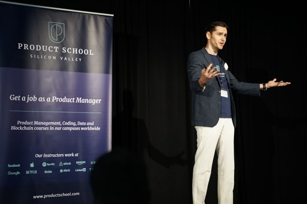 Cum să vorbești în public fără emoții: 10 sfaturi practice Photo public speaking