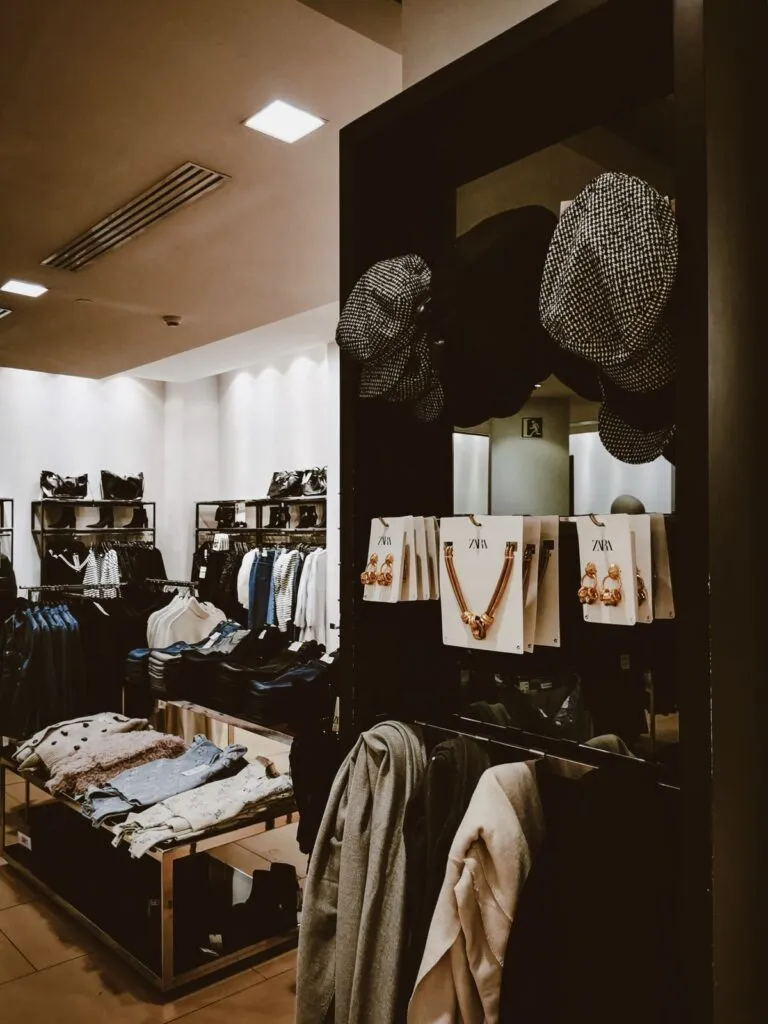 Două persoane verifică un produs second-hand înainte de plată, într-un spațiu comercial public