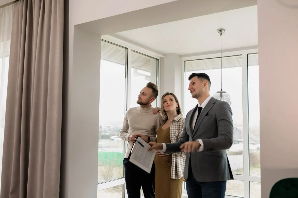 Living luminos dintr-o casă modernă, pregătit pentru fotografiile unui anunț imobiliar