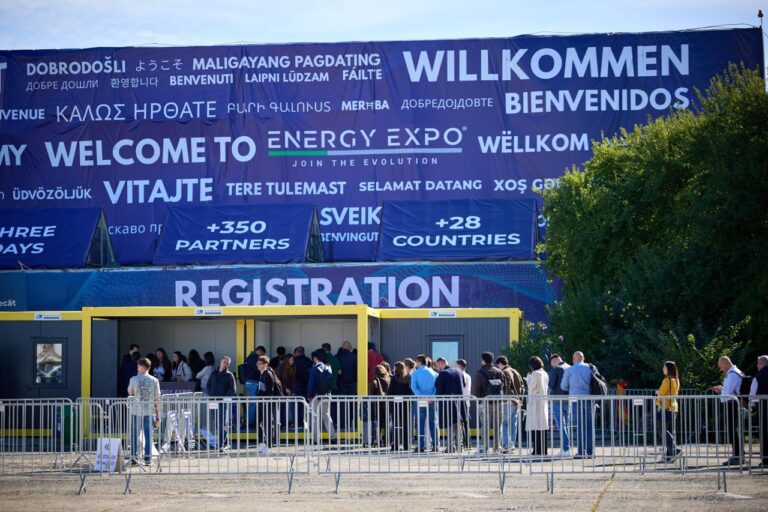 Peste 5000 de vizitatori au ajuns în prima zi de ENERGY EXPO 2026 Vizitatori la coadă pentru înregistrare la ENERGY EXPO 2026, ROMAERO Băneasa