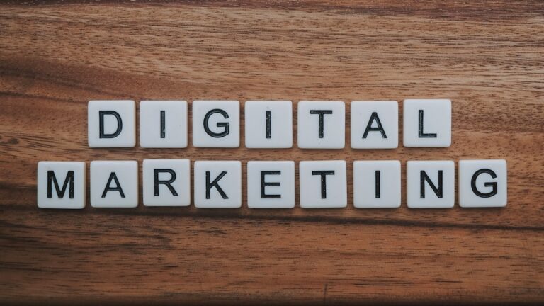 Ce înseamnă publicitatea din gură în gură în era digitală Photo advertising